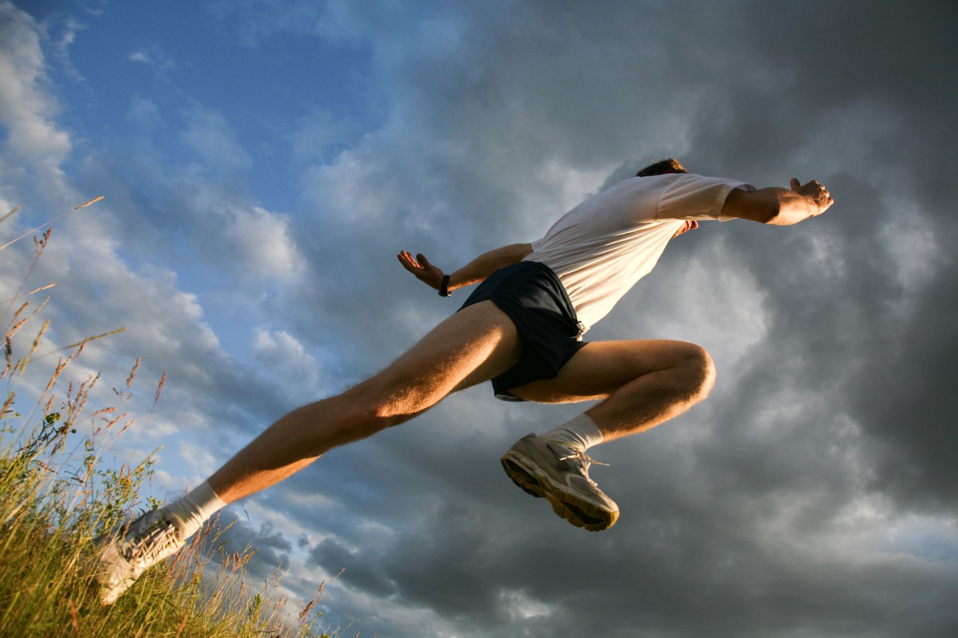 Uomo che corre all’aperto sotto un cielo nuvoloso, simbolo di disconnessione attiva attraverso lo sport – sport-promo.it