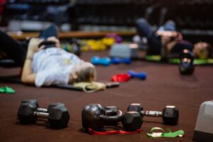 Orari di allenamento: attrezzi e persone che si allenano in palestra – sport-promo.it